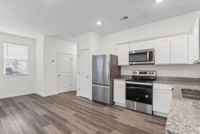 Building Photo - ***MOVE IN SPECIAL -$500 OF FIRST 2 MONTHS RENT WITH A MARCH 31ST OR SOONER MOVE IN DATE***Step i...