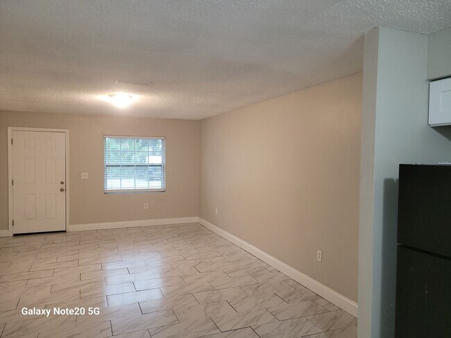 Building Photo - FOR RENT!! CUTE AND CHARMING 2 BEDROOM 1 BATH END UNIT TRIPLEX FOR RENT (MOVE IN SPECIAL)...
