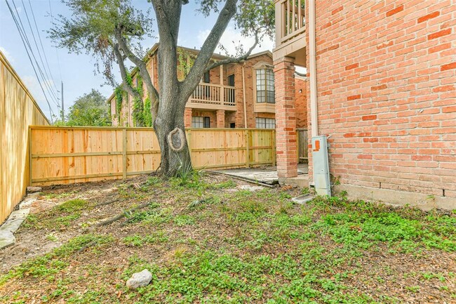 Building Photo - 2255 Braeswood Park Dr