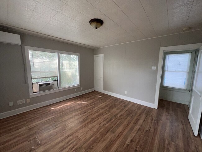 Building Photo - 1552 Lombardy St