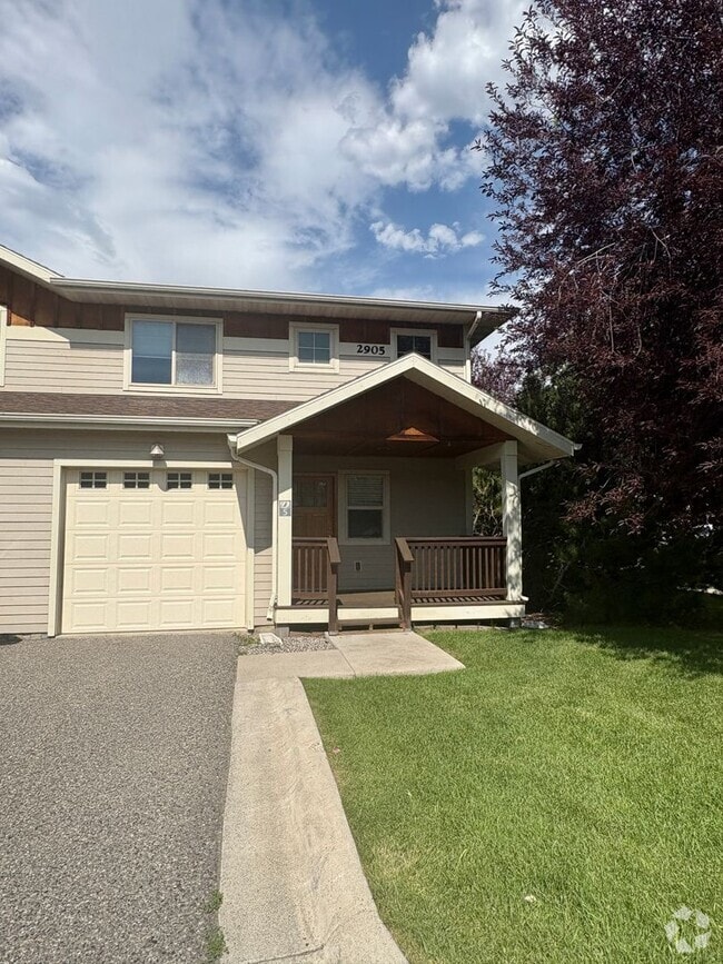 Building Photo - 3 Bedroom 2.5 Bath Condo across from Outla...