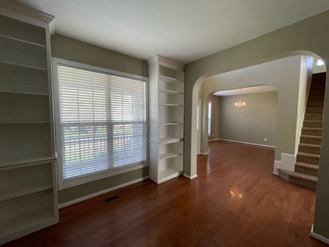 Building Photo - Amazing Hillsborough Home!