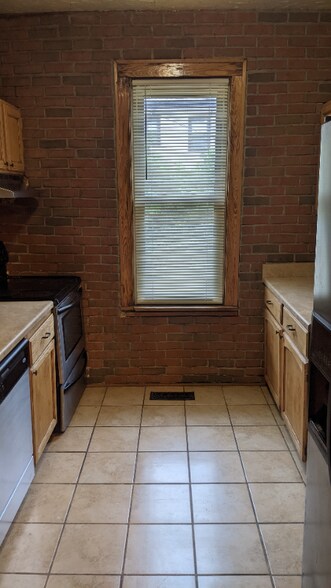 Building Photo - 463 Elsmere St