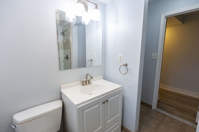 Building Photo - Updated one bed/one bath E Cap Condo, in-u...