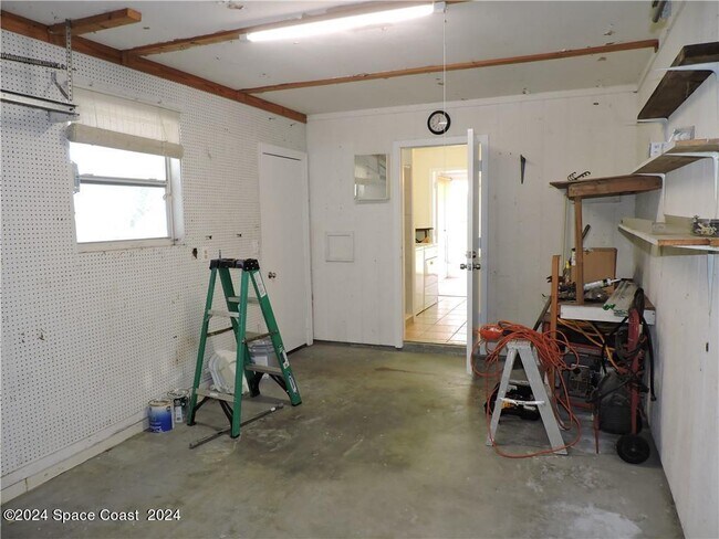 Building Photo - 952 Seneca Ave