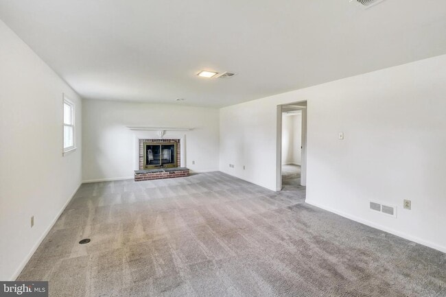 Building Photo - 1208 Pinewood Dr