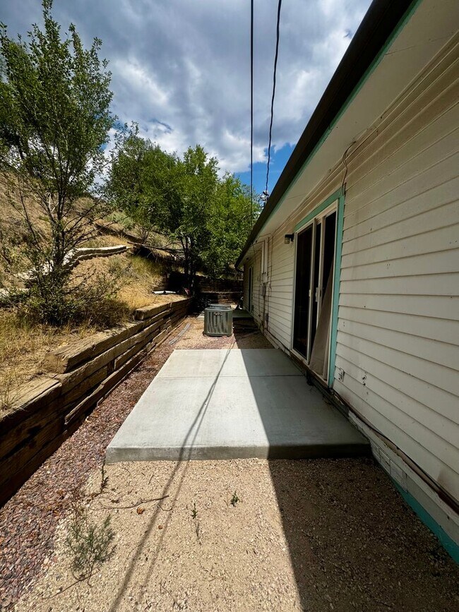 Building Photo - 603 Manitou Blvd