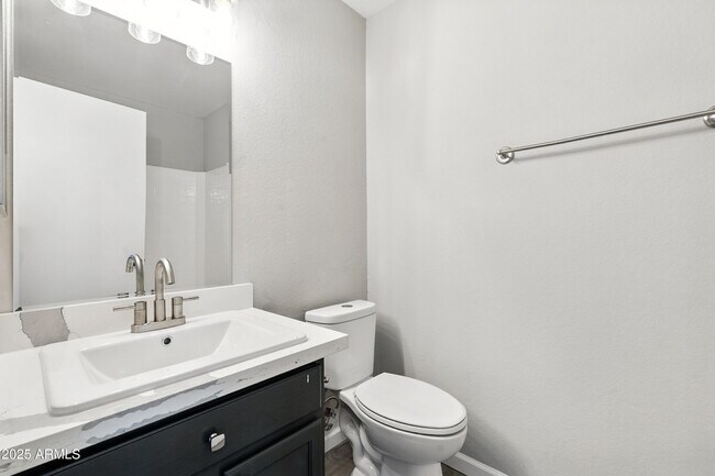 Building Photo - 1424 E Binner Dr
