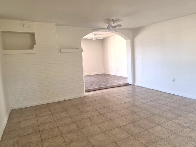 Building Photo - CHARMING NORTH PHOENIX HOME WITH FIREPLACE AND BACKYARD