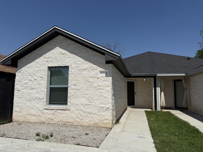 Primary Photo - Charming 3-Bedroom, 2-Bath Duplex in Waco ...
