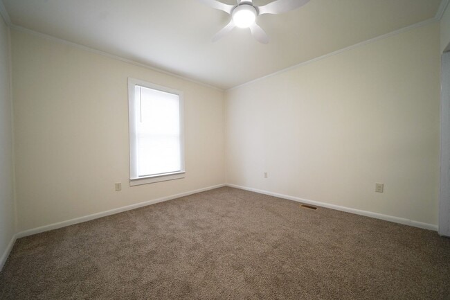 Building Photo - 1/2 MO/OFF SPECIAL - 3 bed/2 bath with yard work included
