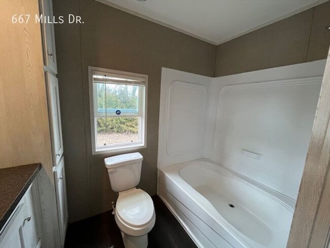 Building Photo - 667 W Mills Dr