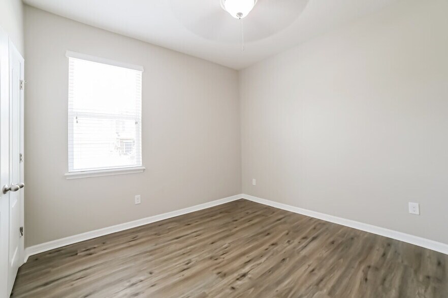 Building Photo - 402 Blakely Ct