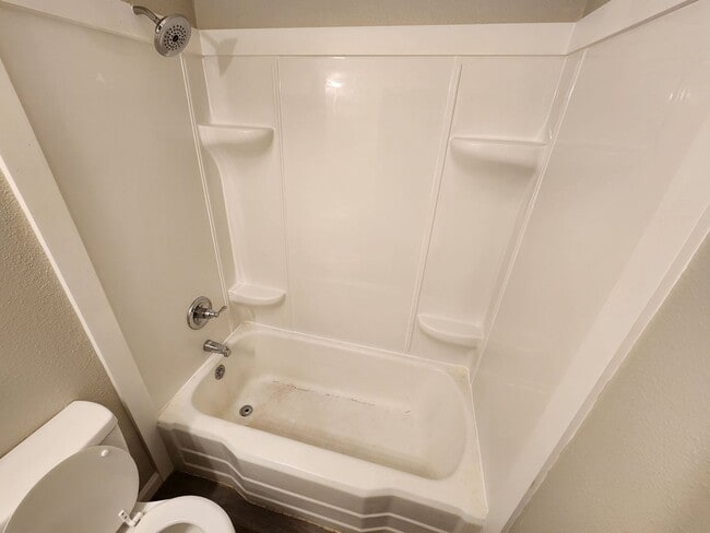 Building Photo - Spacious 3-Bedroom, 1-Bathroom Home AVAILABLE NOW!!