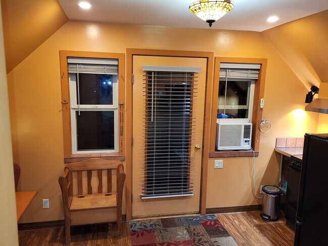 Building Photo - 555 School House Rd