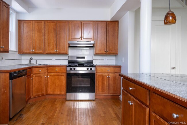 Building Photo - 453 Beach Ave