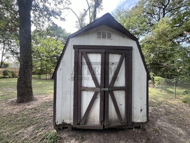 Building Photo - Cozy 3 Bedroom 1 Bathroom with Large Yard