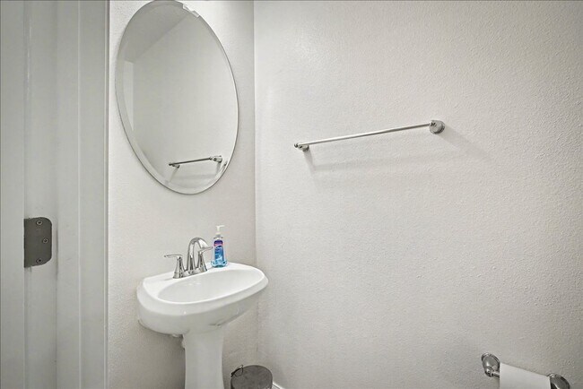 Building Photo - Refined Living at Its Finest | Renovated 3BR Townhome in Jacksonville