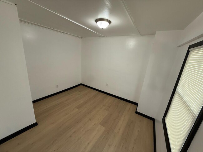 Building Photo - 5 Bedroom