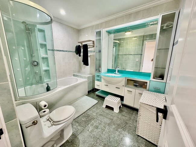 Building Photo - Stylish 3Bed/2.5Ba Daly City Home with Mod...