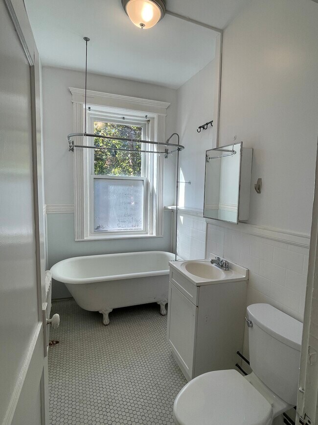 Building Photo - 92 Kirkland St