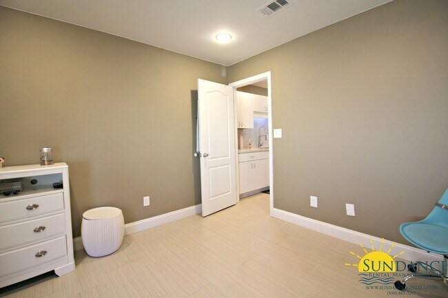 Building Photo - Great 4 Bedroom Home in Fort Walton