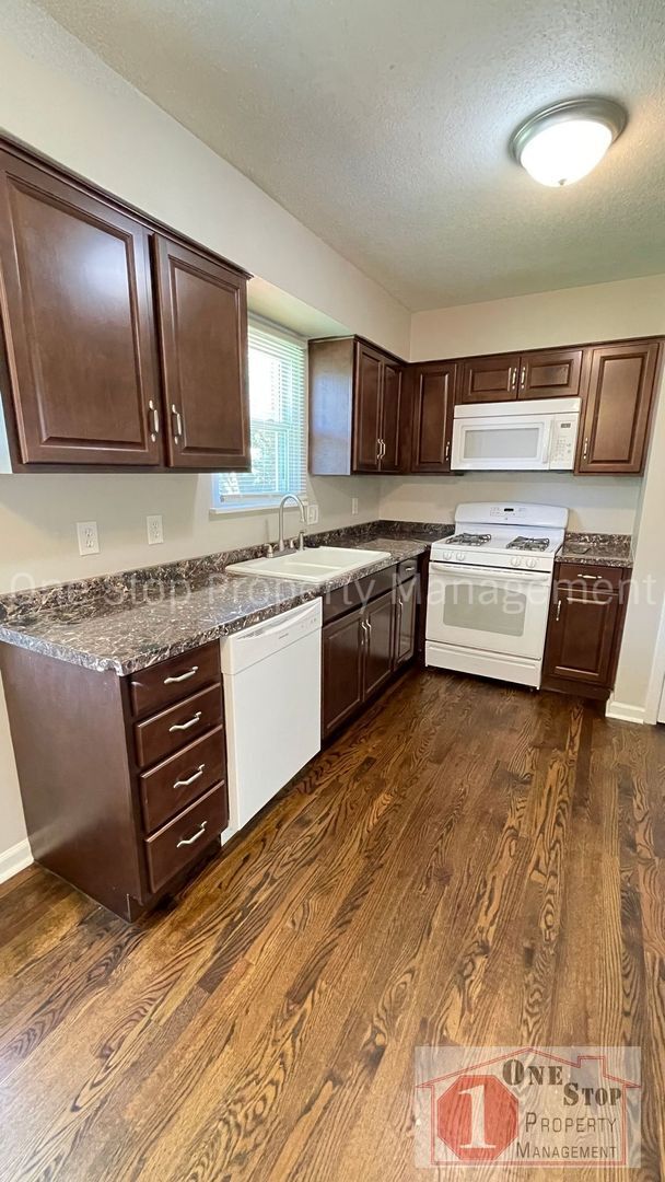 Building Photo - Beautiful 3 Bedroom / 2 Bathroom Duplex in...