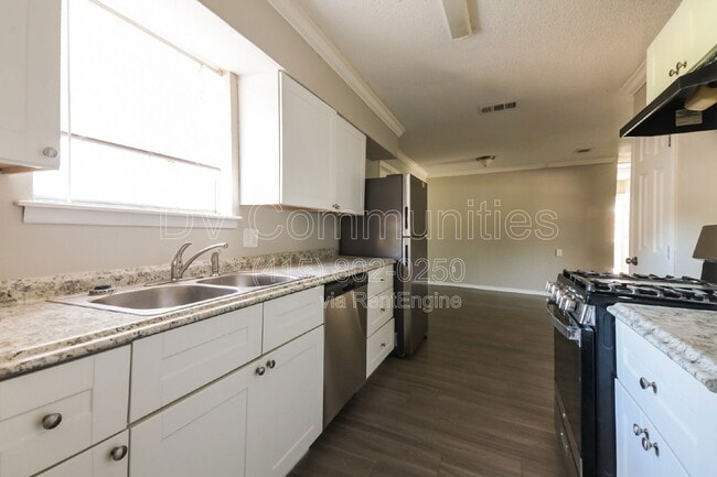 Building Photo - 4850 Bedford Dr