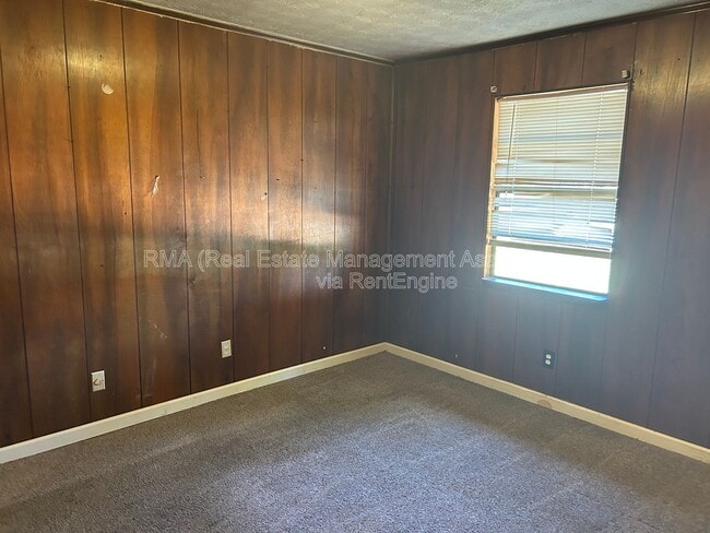 Building Photo - 210 E Chappell St