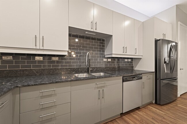 Building Photo - 1112 Columbus St