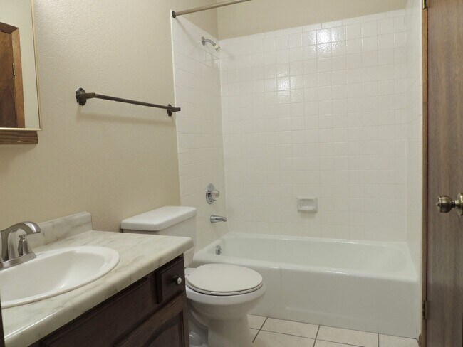 Building Photo - 636 Horizon Dr