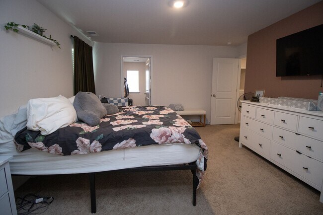 Building Photo - Stylish & Spacious Pet-Friendly Home in Bo...