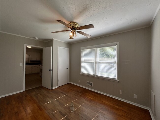 Building Photo - 1706 Dooley Ave