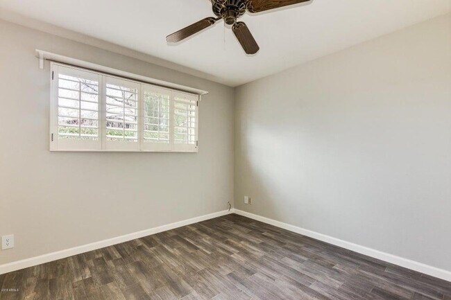 Building Photo - 2218 E Cactus Wren Dr