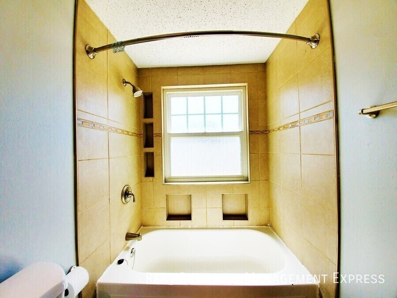 Building Photo - 4 Bed 2 Bath Home with Fenced Yard