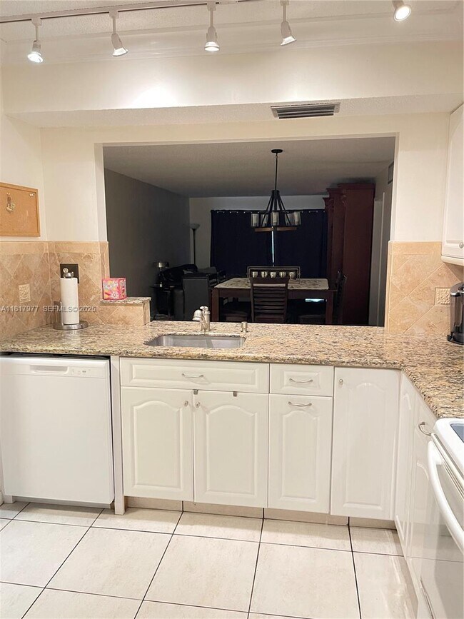 Building Photo - 4000 Crystal Lake Dr