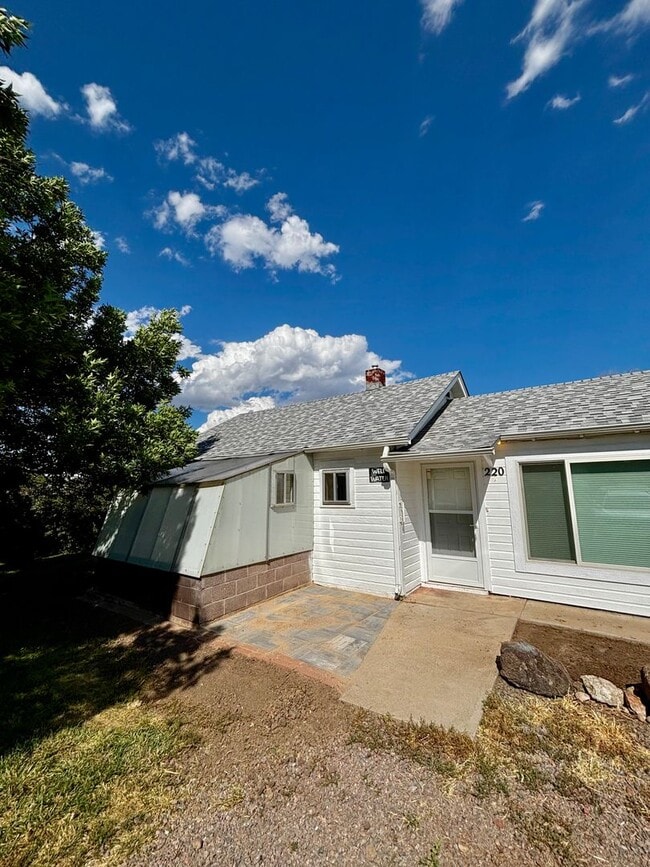 Building Photo - Spacious 2 Bedroom one bath duplex!!