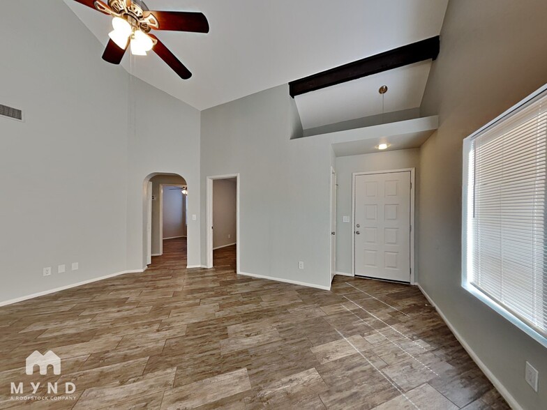 Building Photo - 2265 W Ross Ave