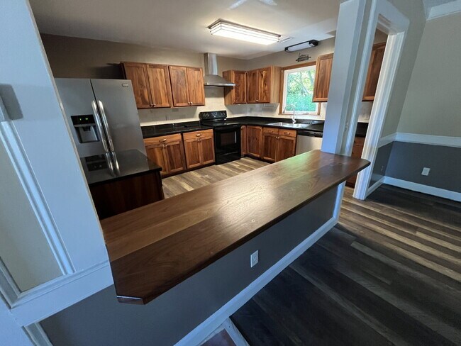 Building Photo - "Charming 3-Bedroom Retreat with Granite Elegance & Cozy Fireplace in Kernersville!"