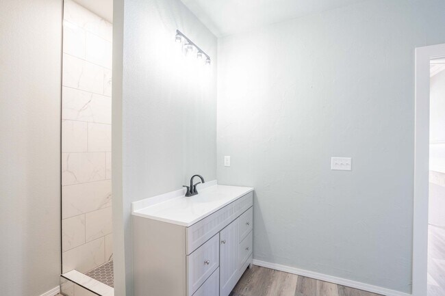 Building Photo - Prime Location! 2bed/ 2 bath! Schedule a tour today!