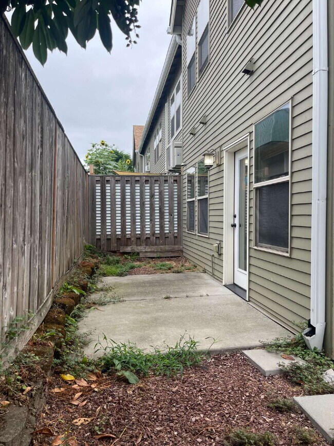 Building Photo - 1 Bedroom, 1 Bathroom Condo with Modern Kitchen and Hardwood Floors