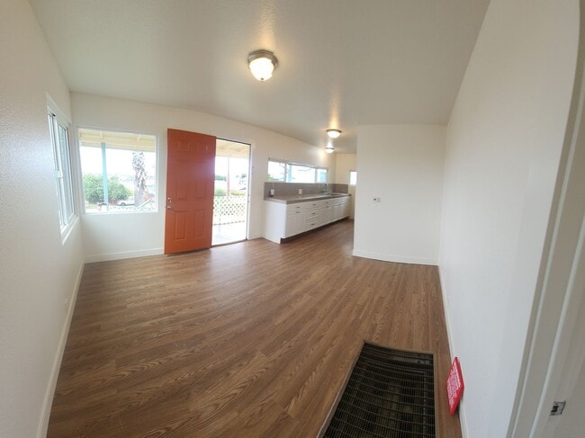 Building Photo - Views of Morro Bay in this cozy hillside cottage!