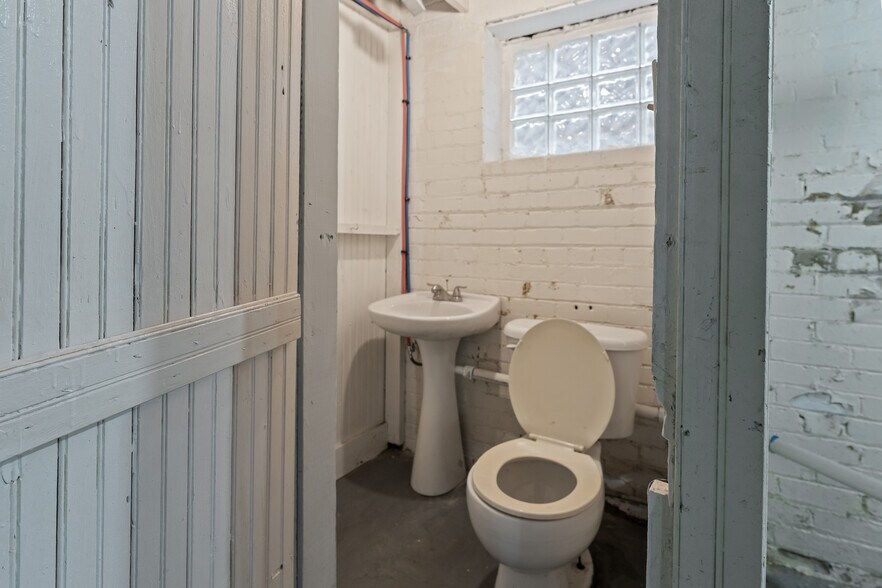 Building Photo - 17614 Roselawn St