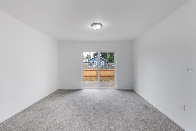 Building Photo - TWO BEDROOM ONE BATH APARTMENT IN LONGVIEW