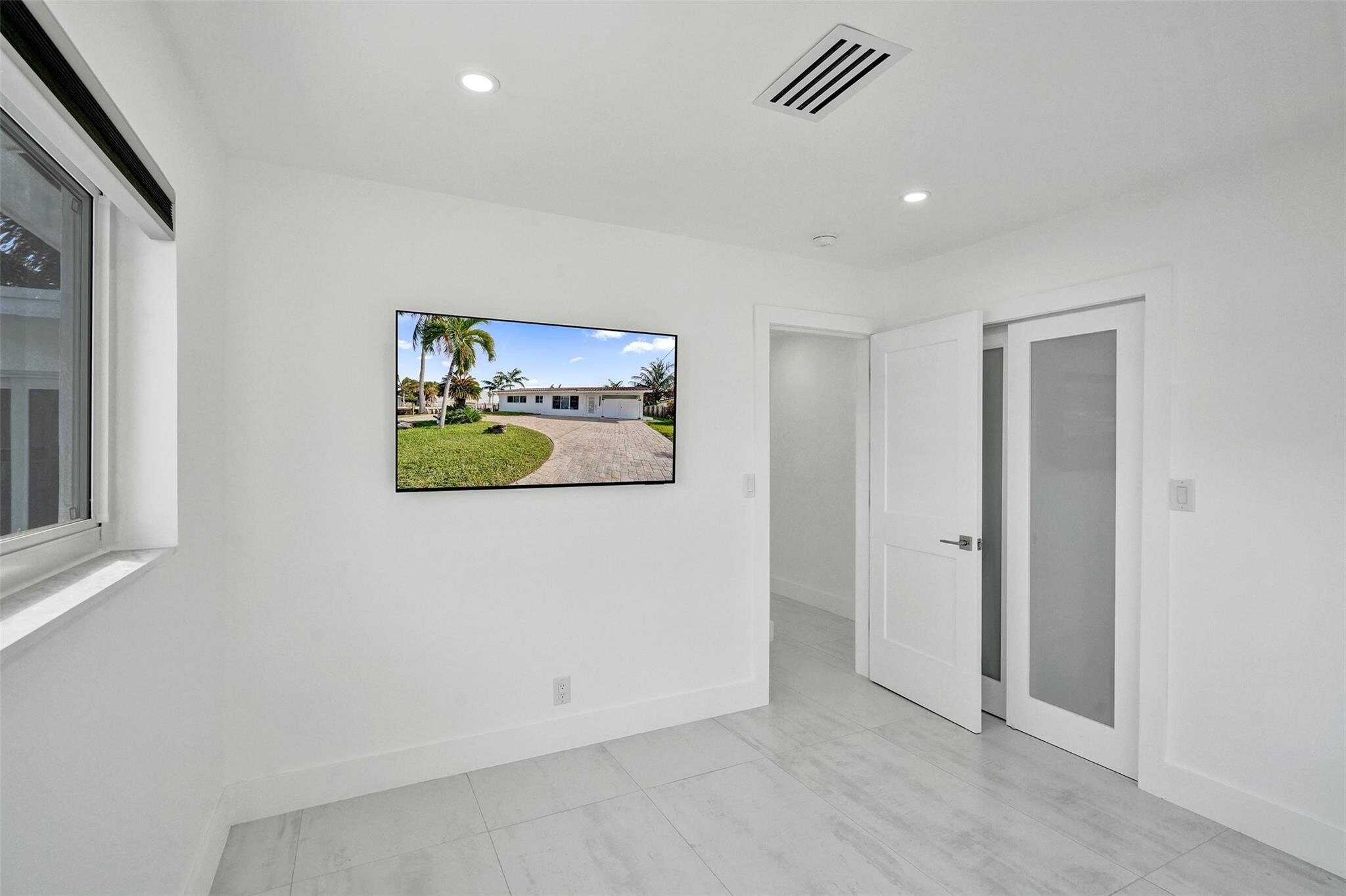 Building Photo - 1960 SE 5th Ct