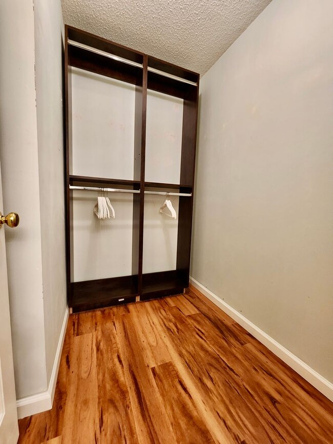 Building Photo - Adorable two bedroom in Meridian Place wit...