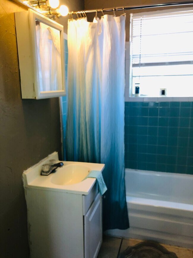 Building Photo - 200 off move in by May 15th!   ALL BILLS PAID! 2 bedrooms with 2 bath rooms that is a upstairs un...