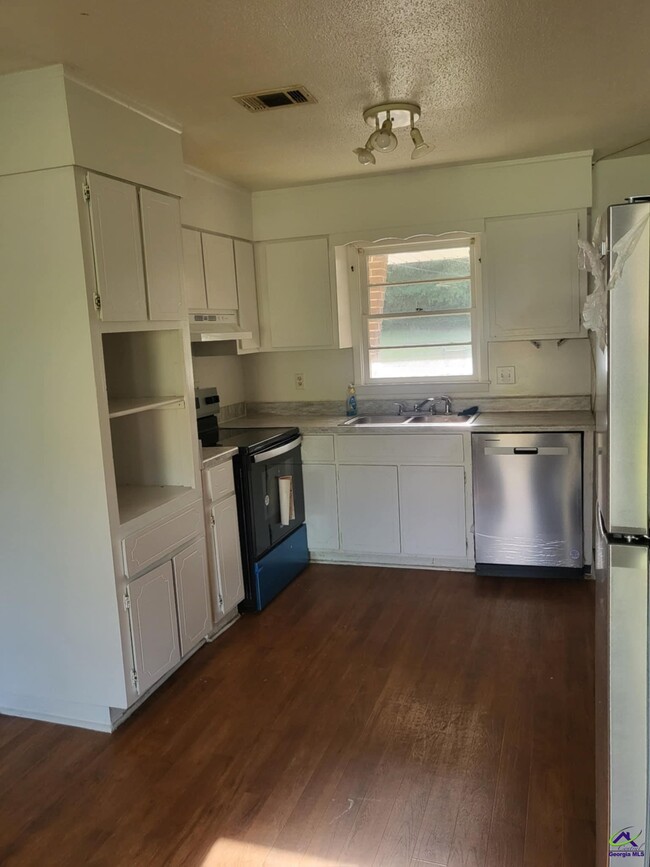 Building Photo - 303 Laverne Dr