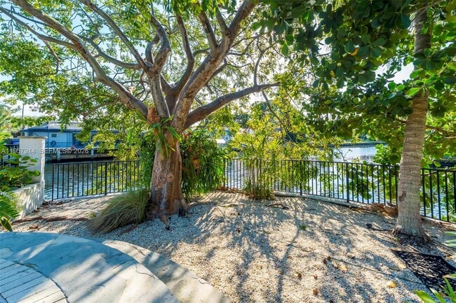 Building Photo - 1600 N 28th Ct