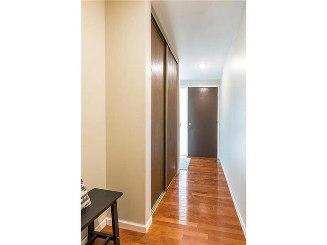 Building Photo - 334 W 5th St